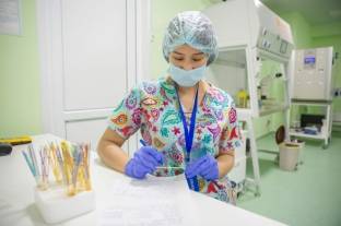 Эмбриолог клиники ЭКО Геном-Астана за работой