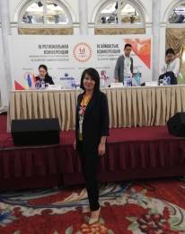 Балжан Калдарбекова на конференции.jpg
